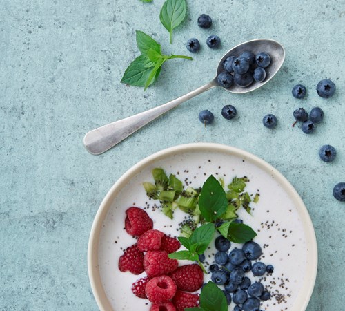 Frugtbowle med kefir og PURE Hindbær