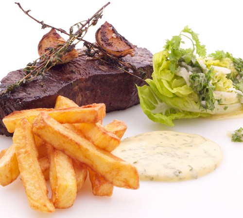 Boeuf bearnaise med pommes frites og salat