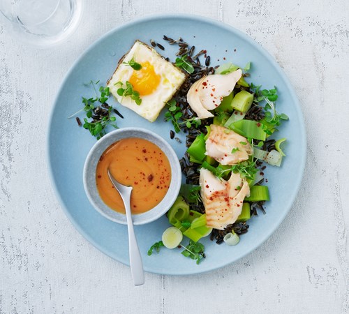 Bagt torsk med spejlet æg, porrer & miso-dressing