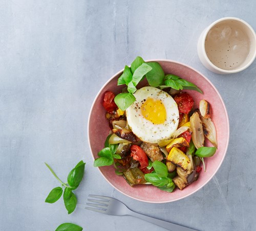 Lun salat af bagte grøntsager med spejlet æg