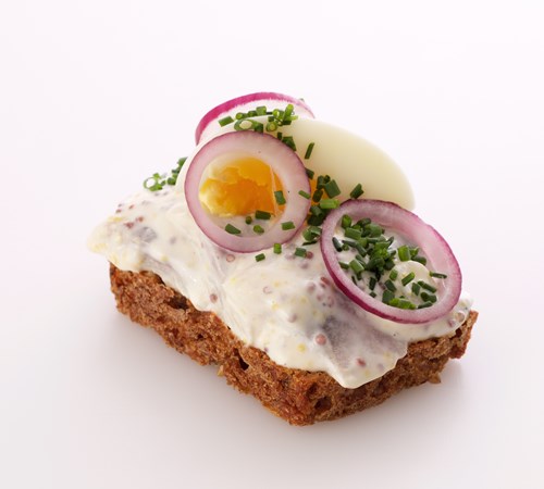 Smørrebrød med senneps-sild og æg