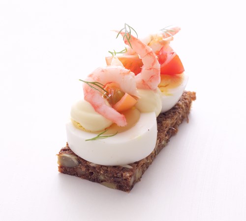 Smørrebrød med æg og rejer