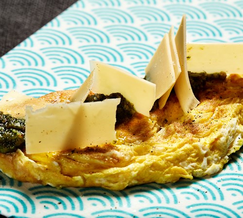 Omelet med ost og pesto