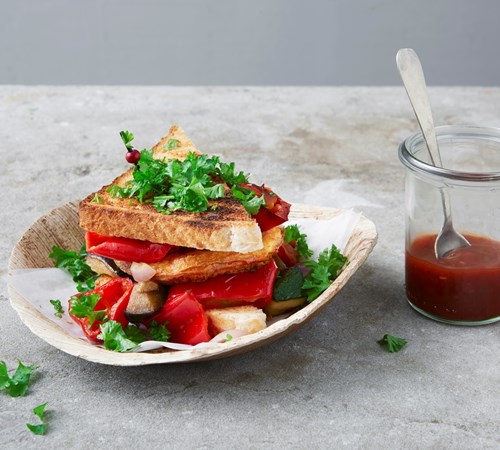 Sandwich med omelet og grillet grøntsager