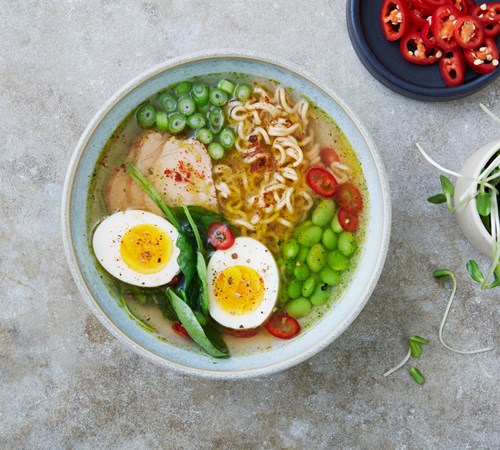 Ramen-nudelsuppe med æg, rejer og kylling