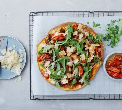 Vegetarisk pizza med svampe og soltørrede tomater