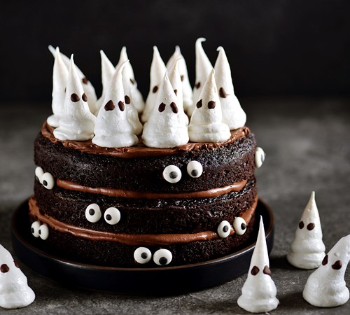 Chokoladekage med marengsspøgelser