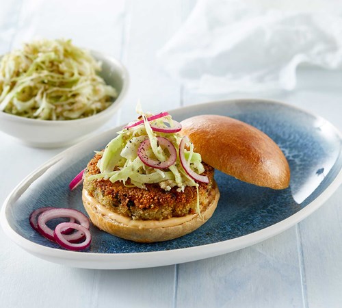 Selleribøfburger med brioche og cole slaw