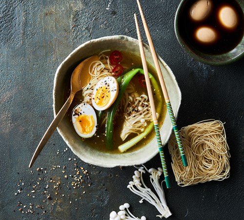 Ramen med æg og enokisvampe