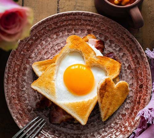 Toast med hjertespejlæg, bacon og bønner