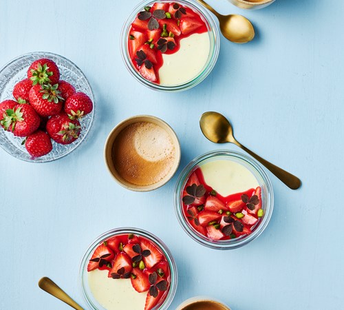 Hvid chokolademousse med pistaciemakroner og jordbær