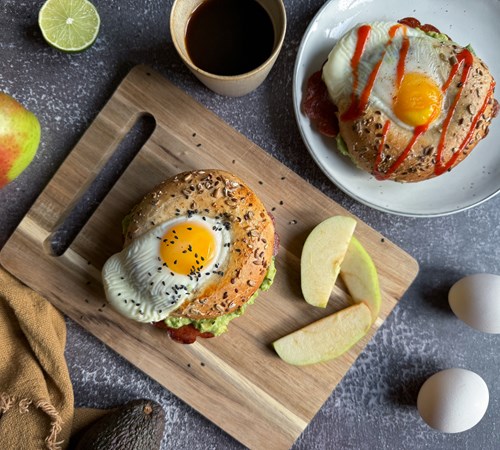 Breakfast bagel m. æg og spegepølse