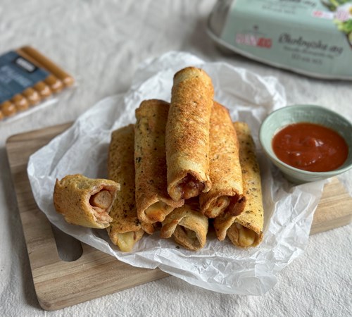Toastruller m. mini kyllingepølser, ost og ketchup