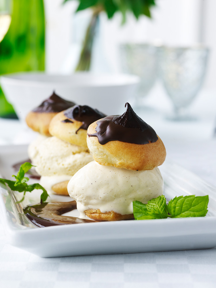 Profiterolles med is og chokoladesauce