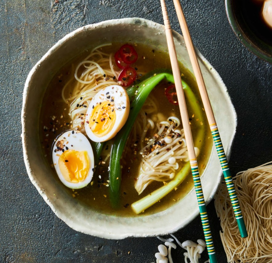 Ramen med æg og enokisvampe