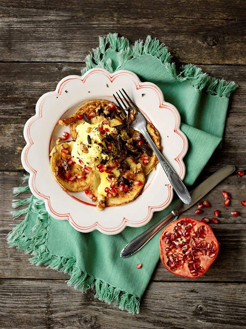 Pandekager med safranscreme og granatæble