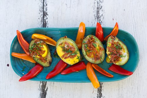 Varm avokado med bacon og æg