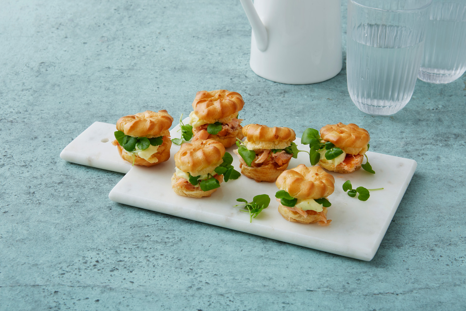 Vandbakkelser med varmtrøget laks og grønt