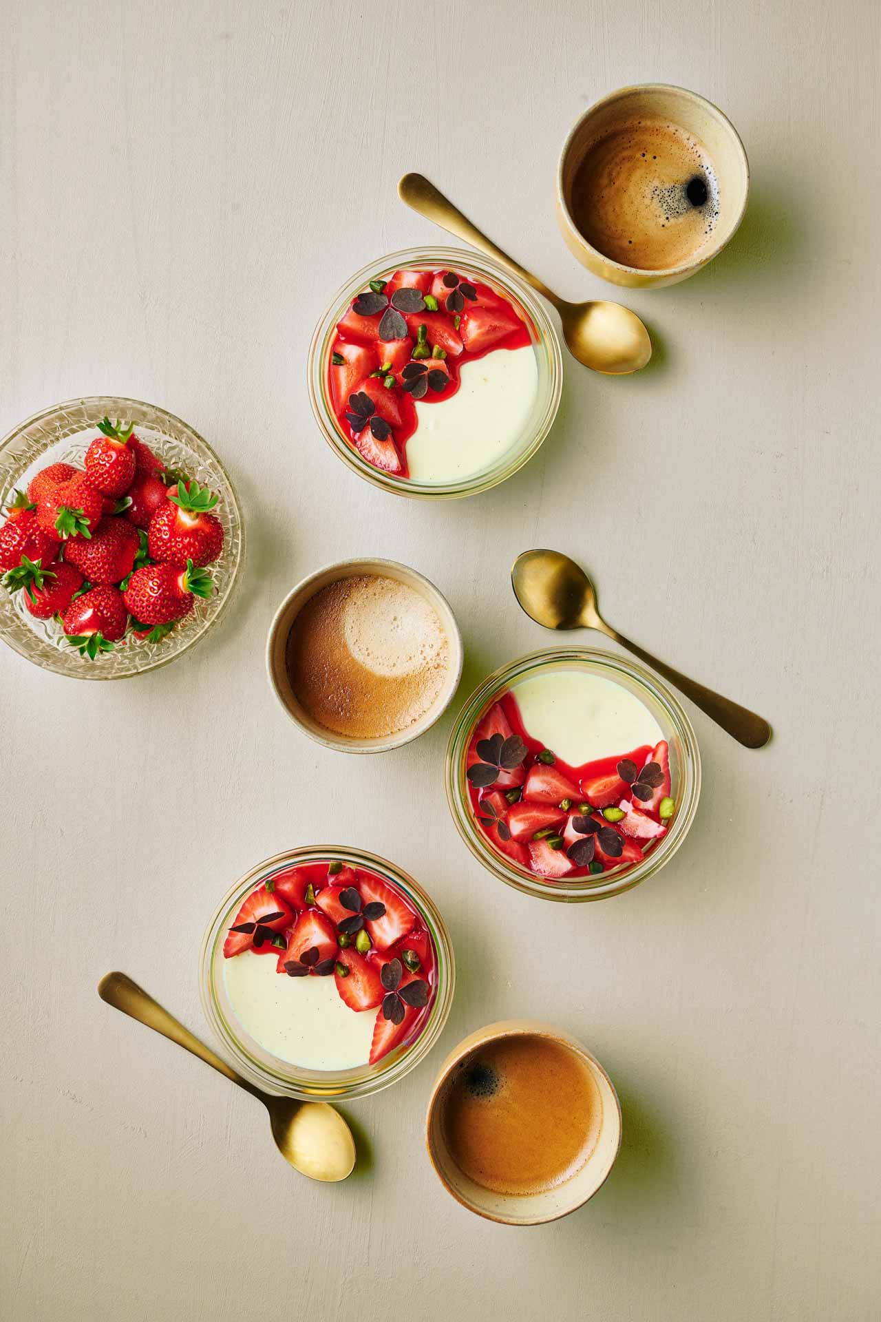 Hvid chokolademousse med pistachiemakroner & jordbær