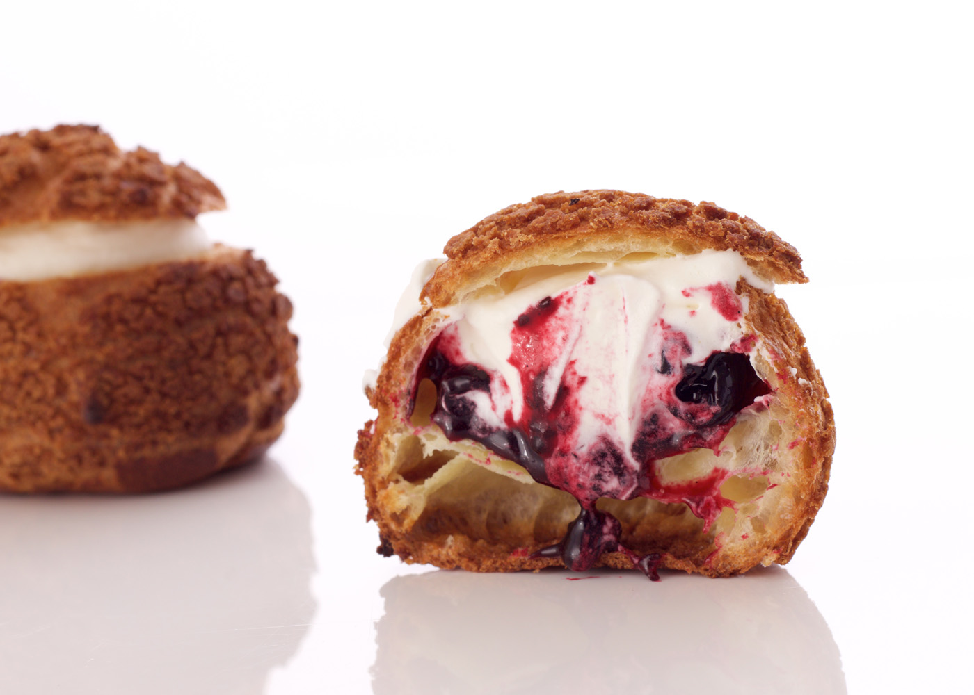 Sprøde vandbakkelser med solbær og flødeskum