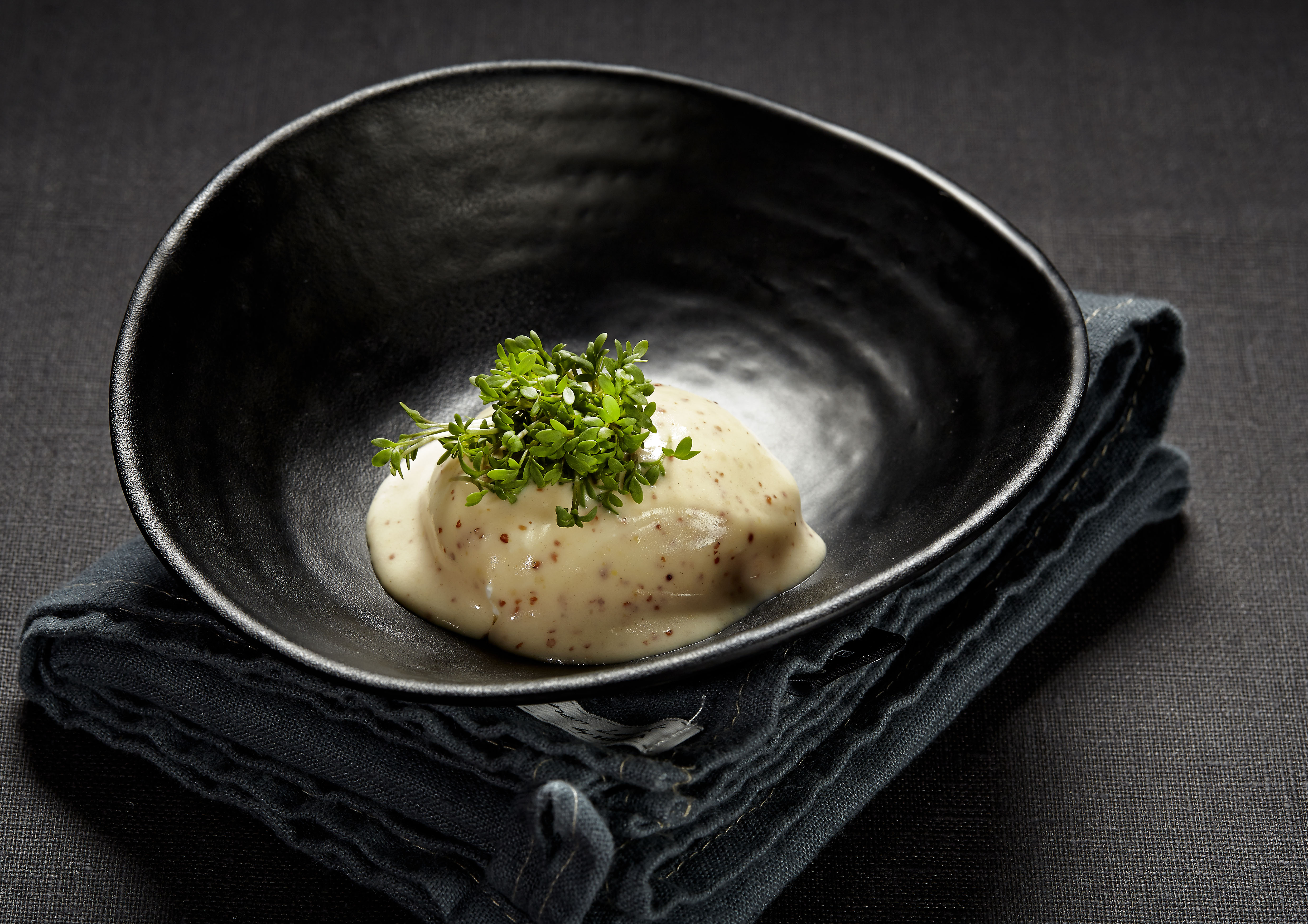 Skidne pocherede æg med karse