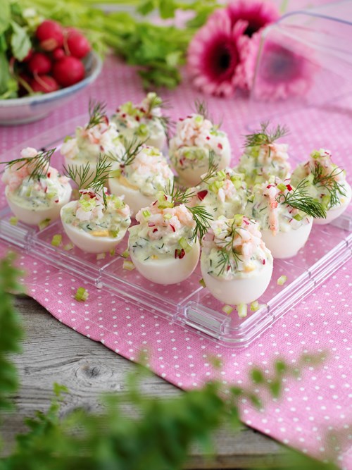 Halve æg med rejer og wasabicreme