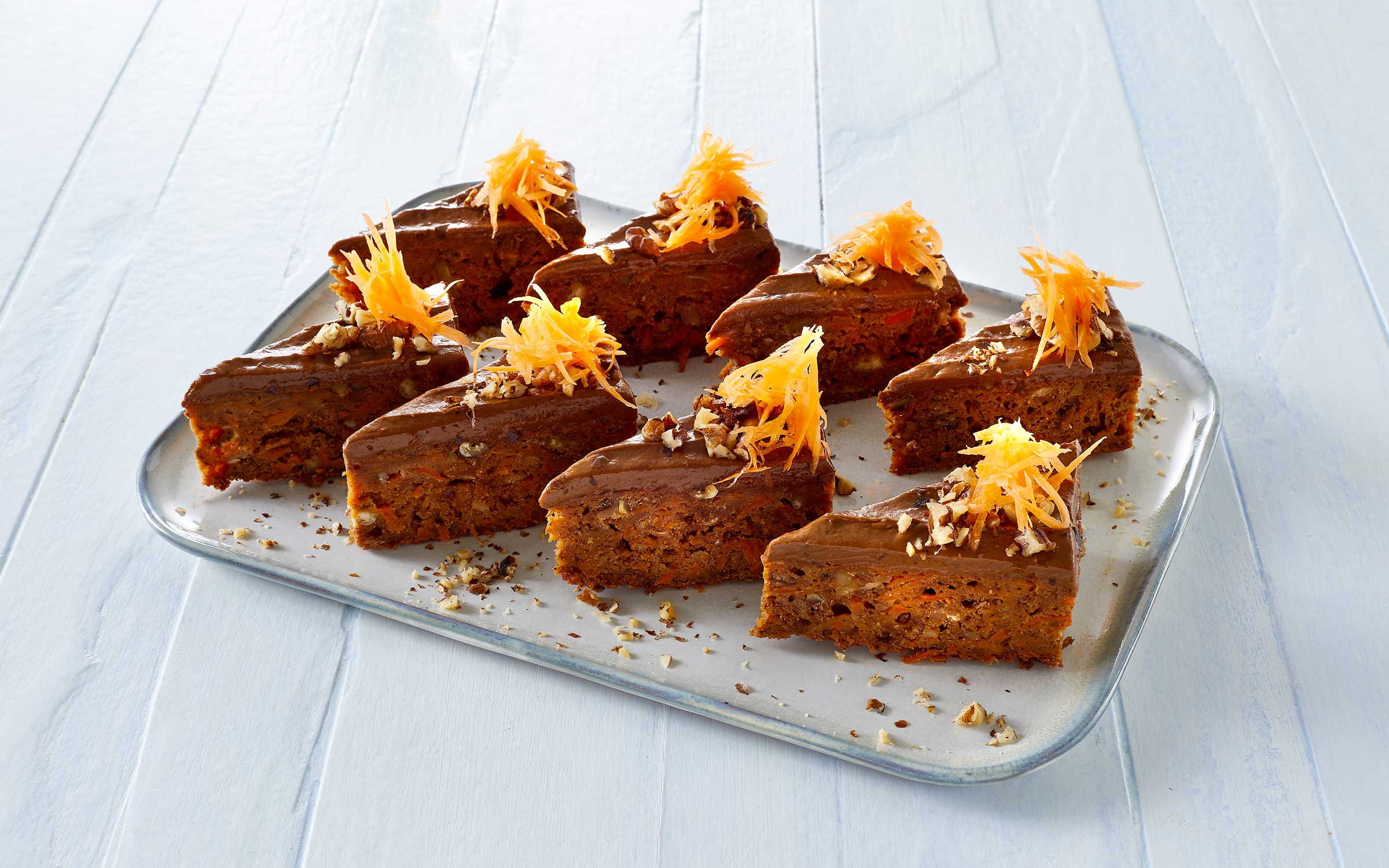 Gulerodskage med daddelcreme