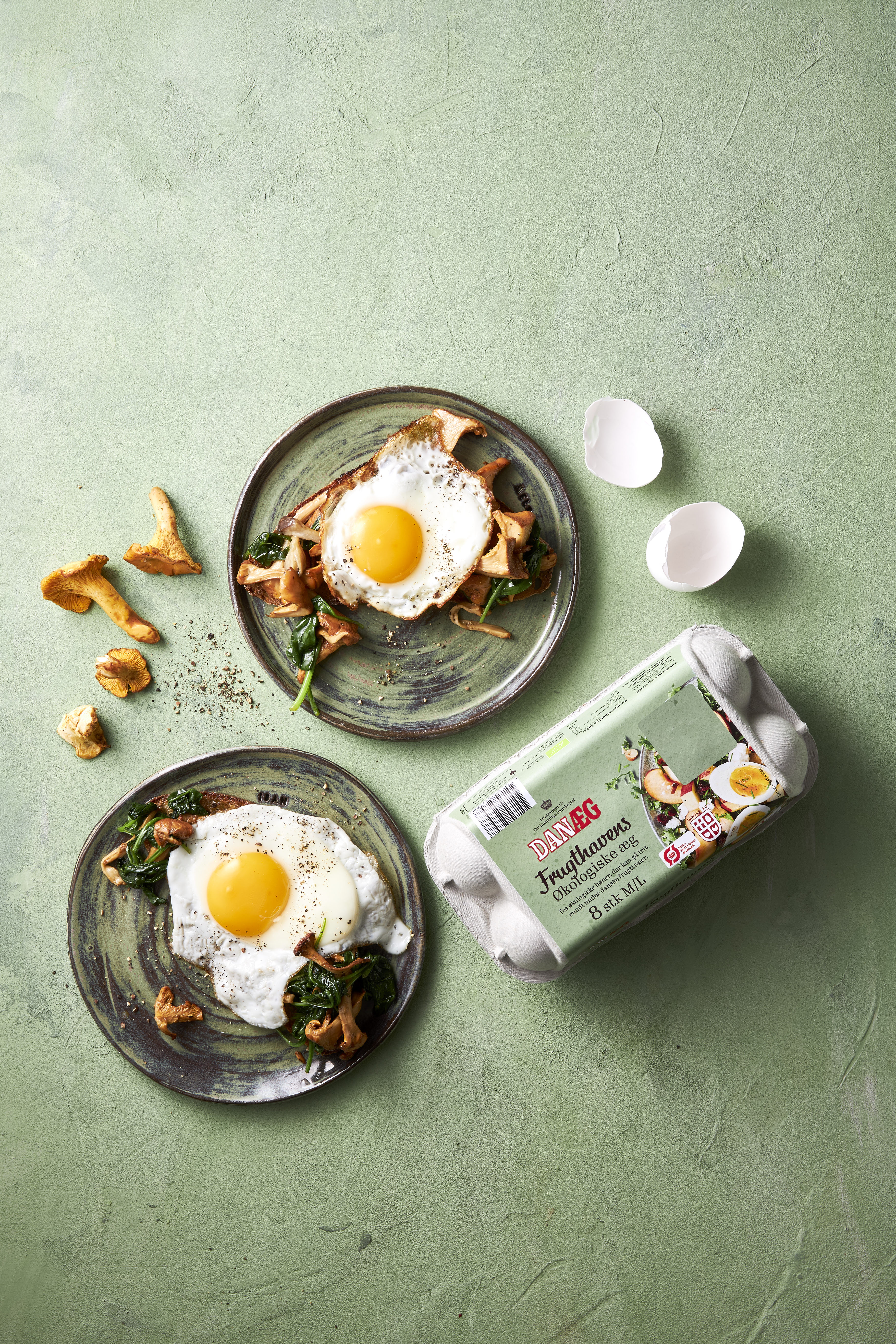 Surdejsbrød med æg og kantareller