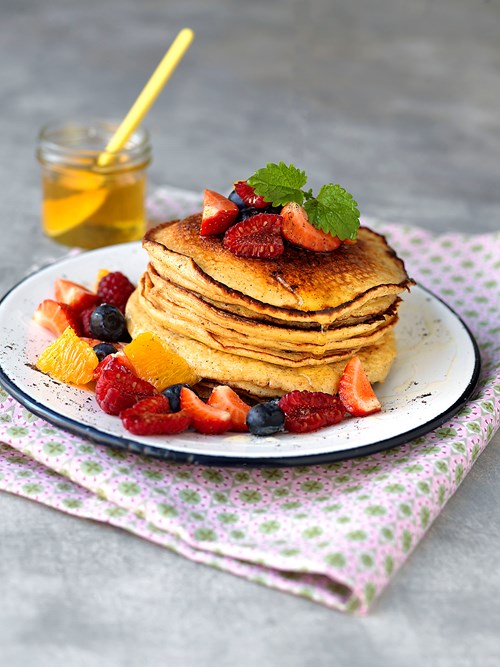Speltpandekager med frugt- og bærsalat