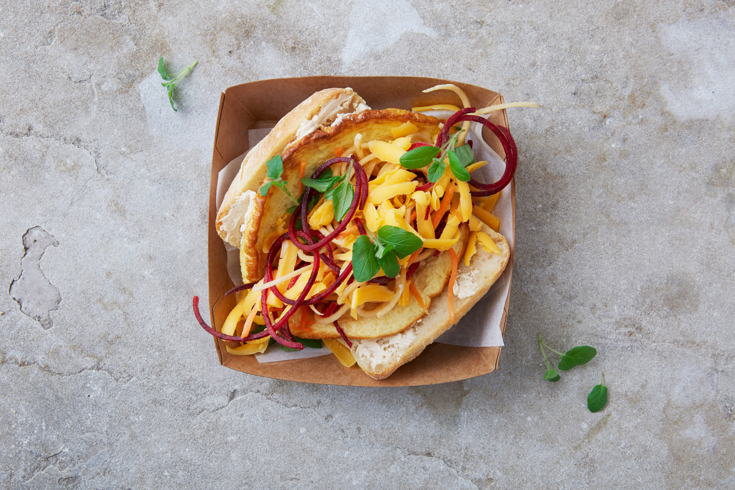 Ciabatabolle med omelet og rodfrugter