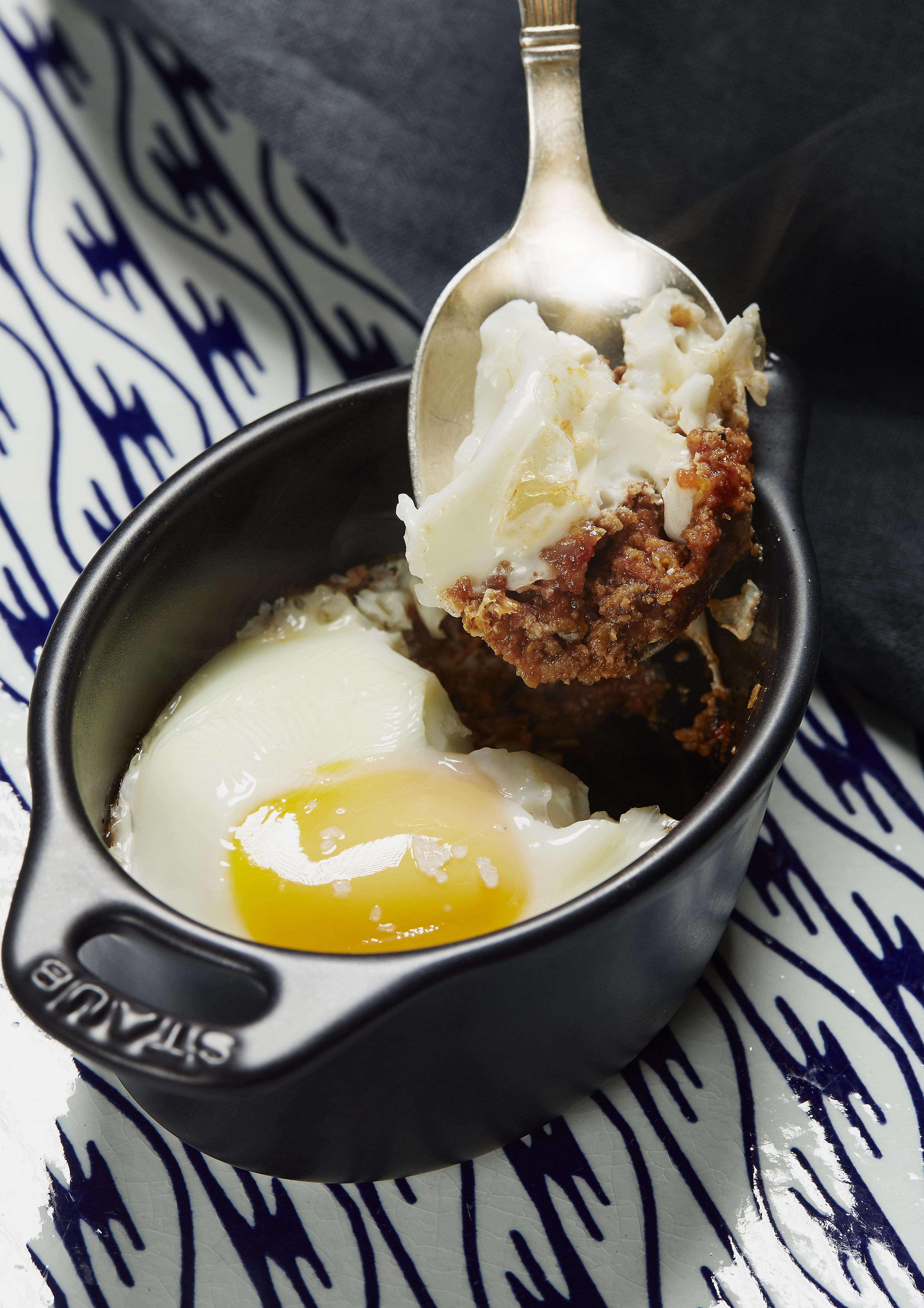 Æg bagt i cocotte med chiligryde