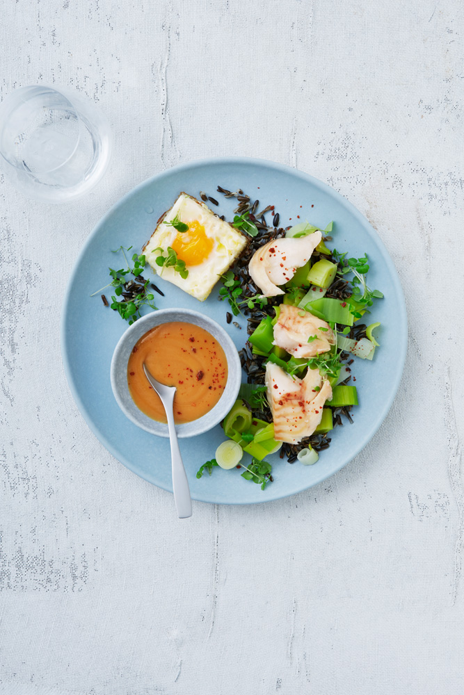 Bagt torsk med spejlet æg, porrer & miso-dressing