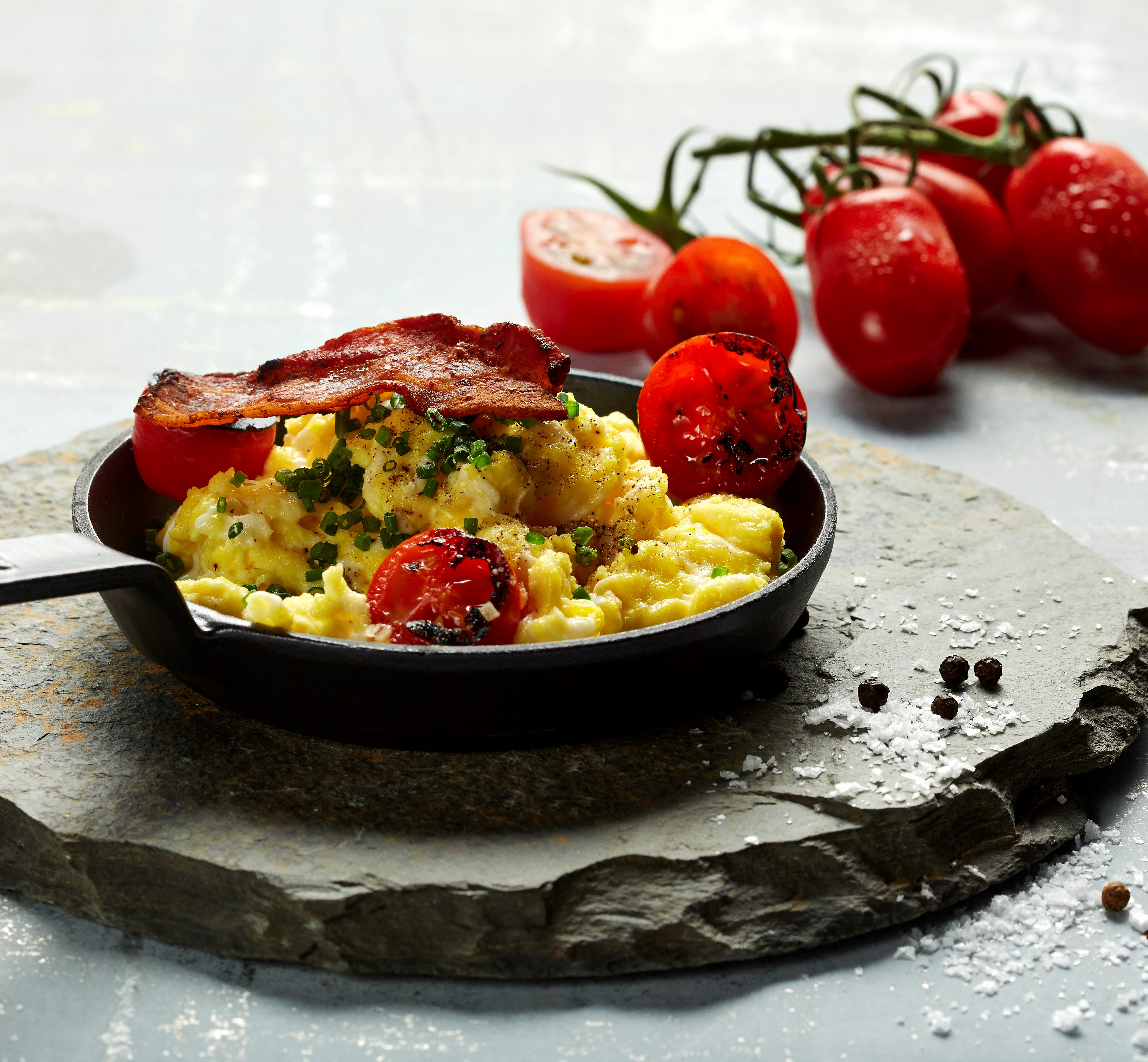 Røræg med bacon, purløg og stegte tomater